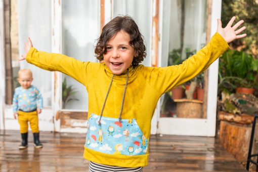 Sudadera Capucha Niños jugando.
